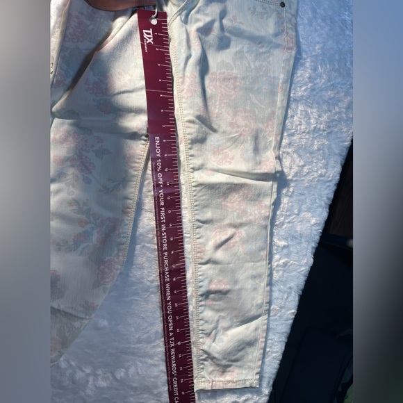 ✨️Vanilla Star Jeans with Floral Pattern - Picture 5 of 6